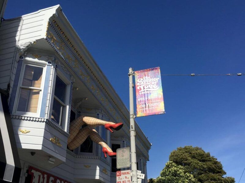 casa desde la que sale escultura de piernas de mujer en Haight Ashbury en San Francisco