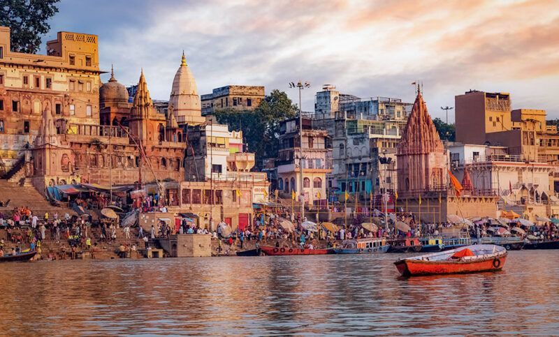 varanasi, orilla del gange, barcos y gente en las escaleras