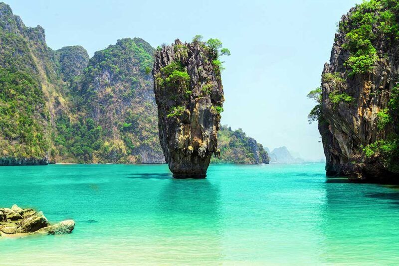 Vista de la famosa isla de James Bond (Ko Tapu) en la bahía de Phang Nga, con su característica roca caliza emergiendo de aguas turquesas.