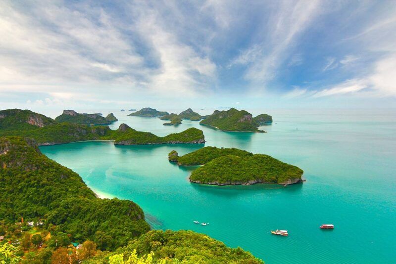 islas con naturaleza frondosa y mar cristalino en thailandia