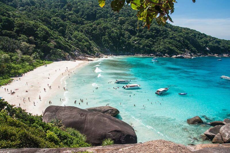 playa de tailandia con barcos y gente, naturaleza frondosa
