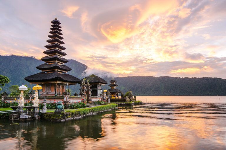 Pura Ulun Danu Beratan al amanecer en el lago Bratan