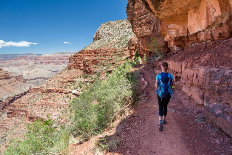chica haciendo trekking por la Rim to Rim Grand Canyon