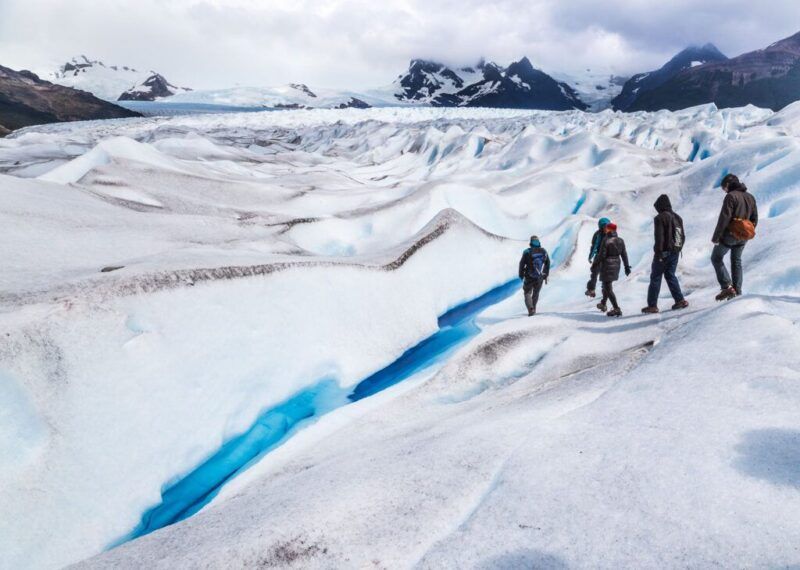 personas cambinando en un glaciar