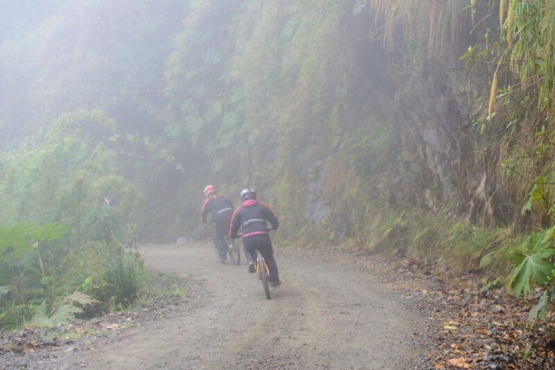 cicliastas en mountain bike por la death road