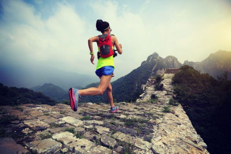 chica corriendo encima de la gran muralla china