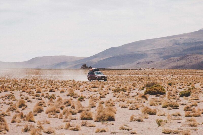 mongol rally: coche 4x4 en un paisaje natural seco