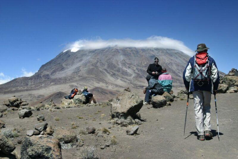 personas haciendo trekking en el kilimanjaroo