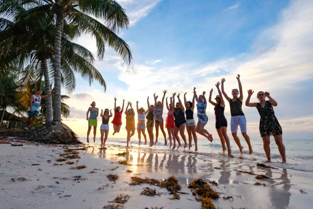 grupo de chicas saltando en una playa