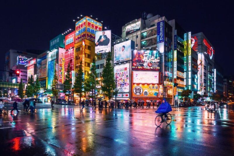 Akihabara, el barrio de videojuegos con edificios con pantallas y neones en las fachadas