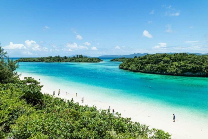 playa de ensueño y mar cristalino en Okinawa