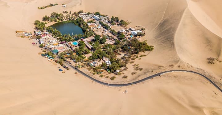 ciudad de huacachina en medio del desierto, vista desde el cielo - weroad