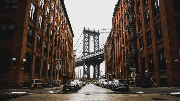 puente de brooklyn entre dos edificios de new york, destino para vacaciones semana santa - weroad
