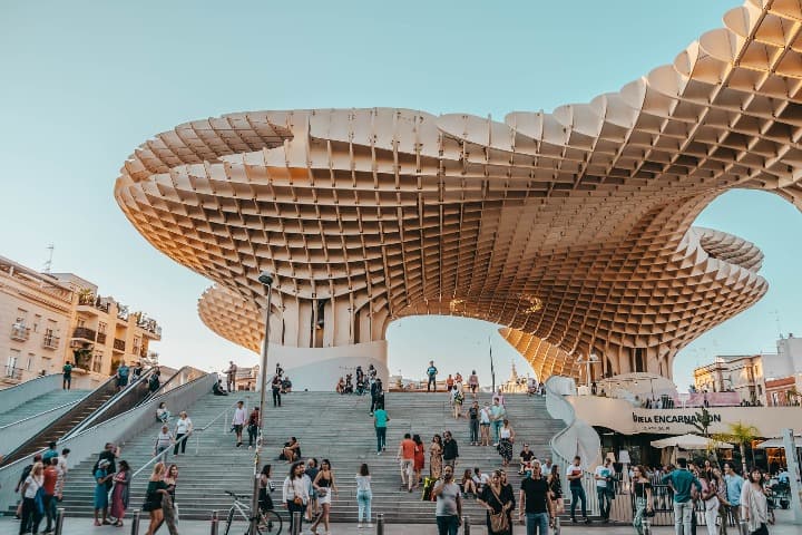 metropol parasol y gente que camina debajo de la estructura de madera - weroad