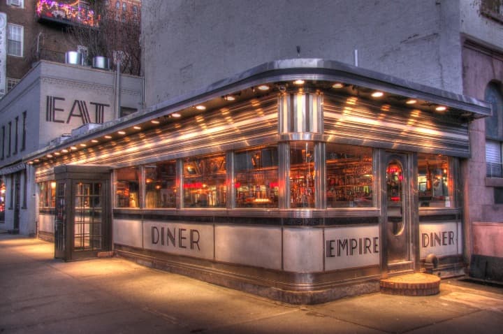 exterior de un diner de nueva york, iluminado - weroad