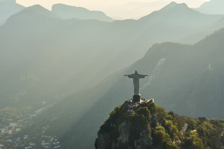 estatua de cristo redentor en rio de janeiro, una de las 7 maravillas del mundo, detrás montaña - weroad