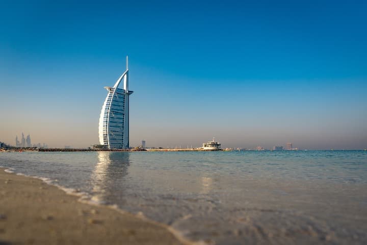 playa de dubái con vista al edificio burj al arab al fondo - weroad