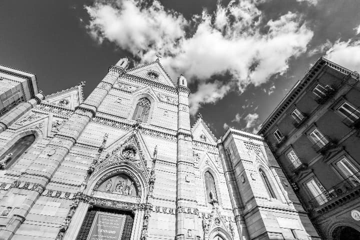 foto en blanco y negro desde tierra del duomo de nápoles - weroad