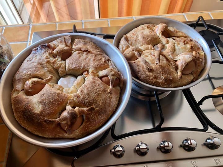dos casatiellos, tartas saladas con huevos enteros incrustados en la masa encima de una cocina de gas - weroad