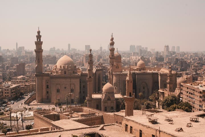 edificios rojizos en el cairo, en egipto - weroad