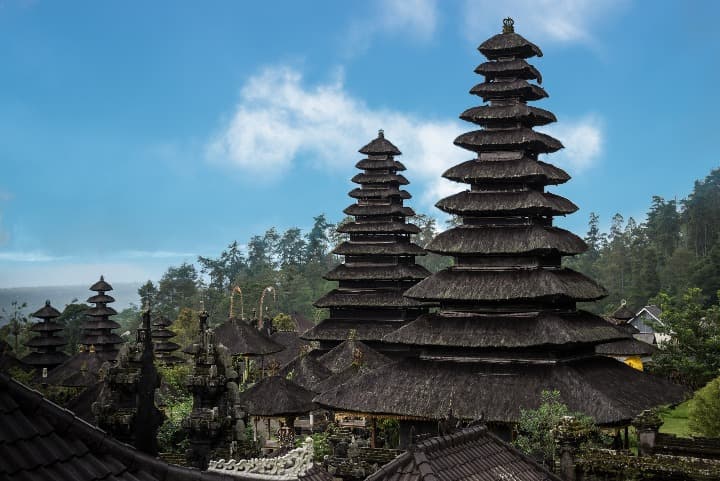 templo de pura besakih en indonesia, arboles y cielo detrás