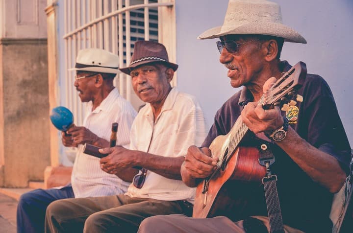 tres hombres tocando instrumentos en santa clara - weroad