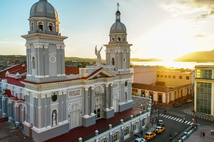 catedral de nuestra señora de la asunción en santiago de cuba, detrás sol y resto de la ciudad - weroad