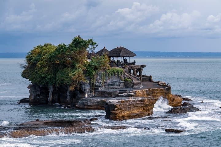 templo de tanah lot rodeado de agua, bali