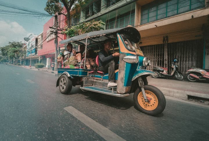 tuk tuk en medio de una calle en bangkok - weroad