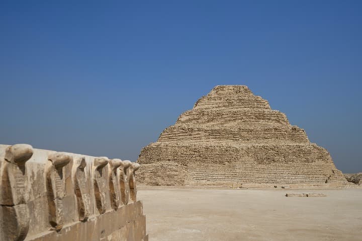 piramide de saqqara vista del frente, al fondo cielo azul - weroad