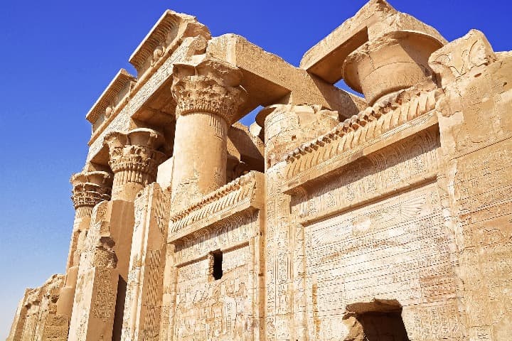 porción de templo de kom ombo ene gipto, al fondo cielo azul - weroad