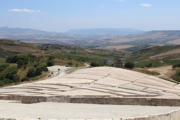 cretto di gibellina con al fondo paisaje verde - weroad