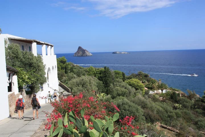 panarea, una de las islas eolias. vista del mar desde la isla, se aprecia un edificio, vegetación y flores - weroad