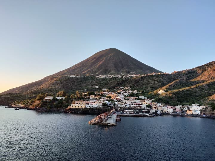 isla eolia de salina vista desde el mar, se aprecia la ciudad y detrás un volcán - weroad
