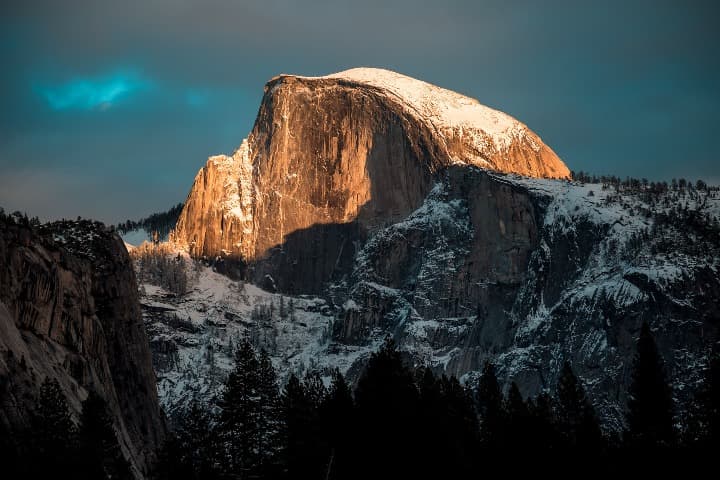 half dome iluminado por el sol, debajo montañas en la sombra en el yosemite national park - werode