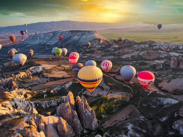 globos aerostáticos volando en el cielo por encima de goreme, turquía, lugar donde ir de vacaciones en agosto - weroad