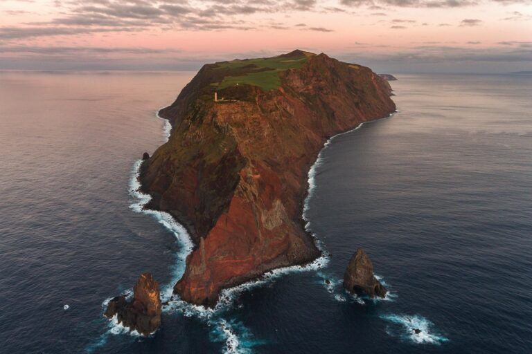 vista aerea de isla de san jorge que ver en azores, cielo rosa al atardecer