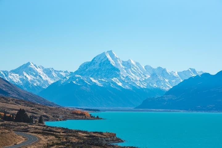 lago pukaki en nueva zelanda, aguas azules, al fondo montañas - weroad