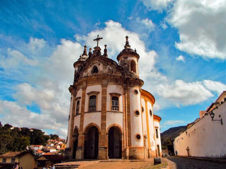 edificio en ouro preto, blanco y marron. de las cosas que ver en brasil. 