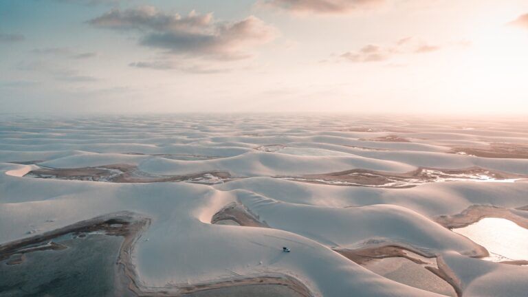 desierto de color rosado con dunas y zonas con agua, rque nacional de lençóis maranhenses, brasil - weroad