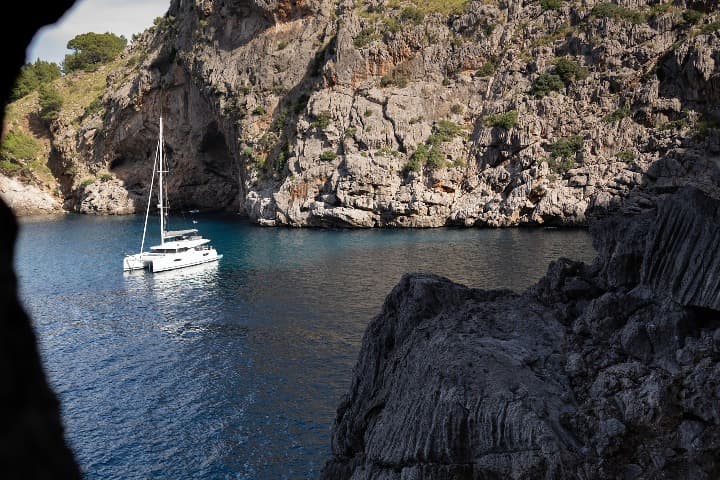 barco visto desde una cueva en mallorca - weroad