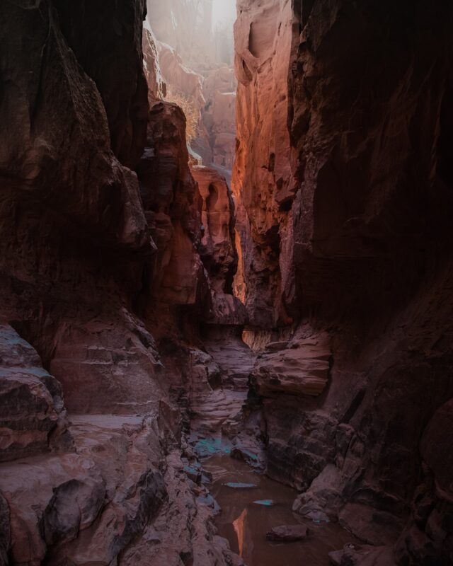 espacio entre rocas rojizas en el wadi mujib, jordania - weroad