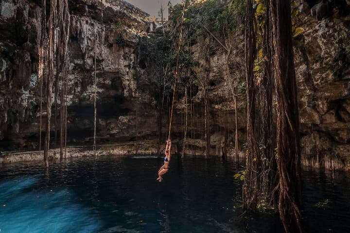 chica tirándose en un cenote, en méxico - weroad