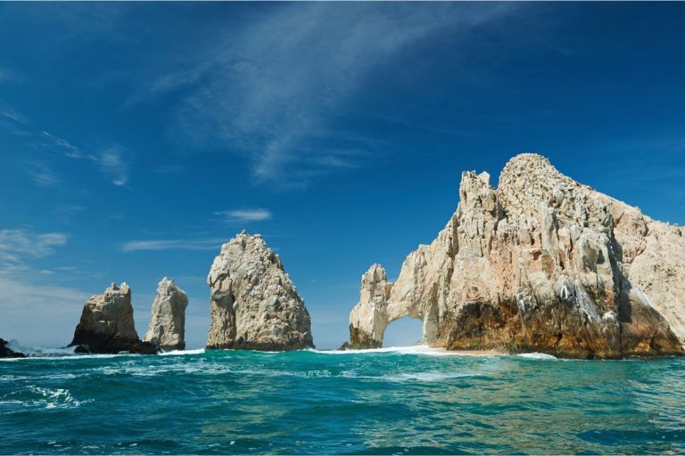 farallones en medio al mar en los cabos en méxico - weroad