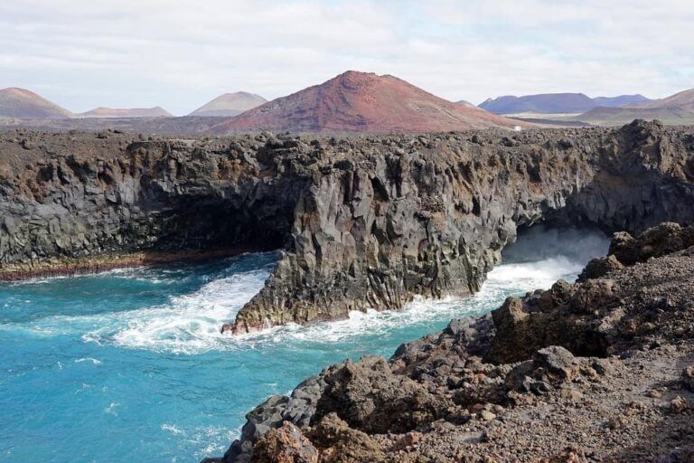 rocas. acantilado y cuevas en el mar en los herrideros, entre las cosas qué ver en lanzarote `weroad