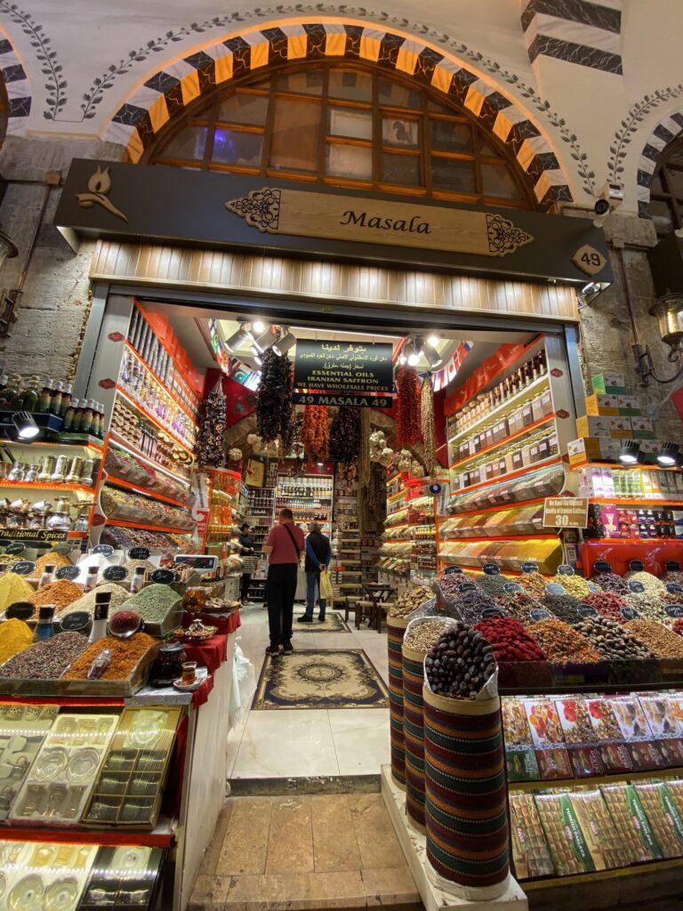 especias y producotos de varios colores en una parada del gran bazar de estambul - weroad
