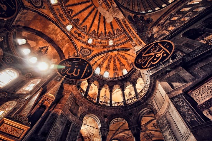 interior de la basílica de hagia sofia, lugar que ver en estambul. imagen del techo - weroad