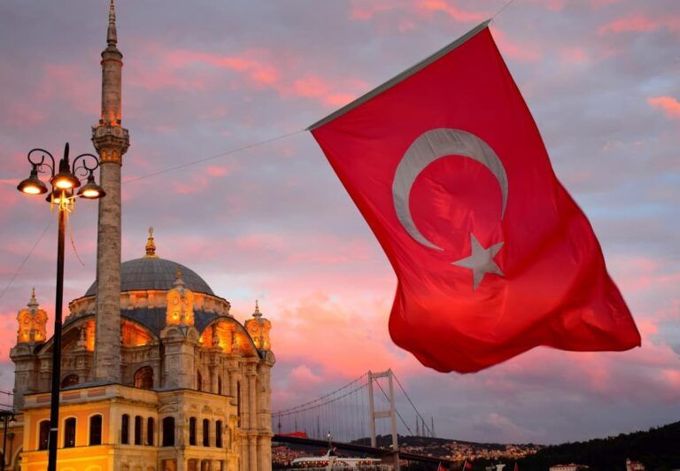 que ver en estambul, mezquita azul con bandera de turquia delante
