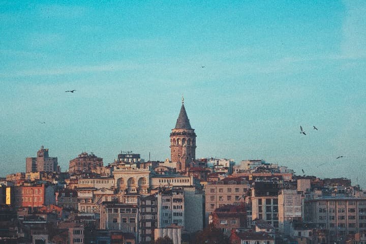 vista de edificios en estambul entre los cuales destaca la torre de gálata, más alta de todos - weroad