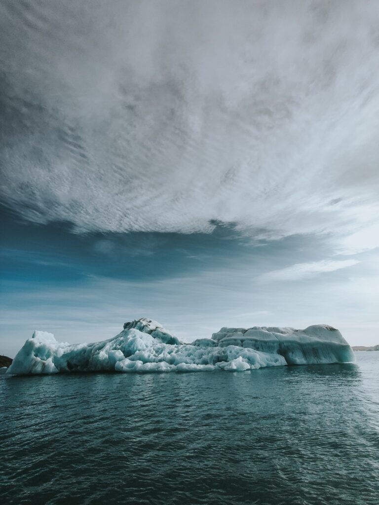 bloques de hielo en medio del mar, al fondo el cielo, en Jökulsárlón, lugar que ver en islandia - weroad